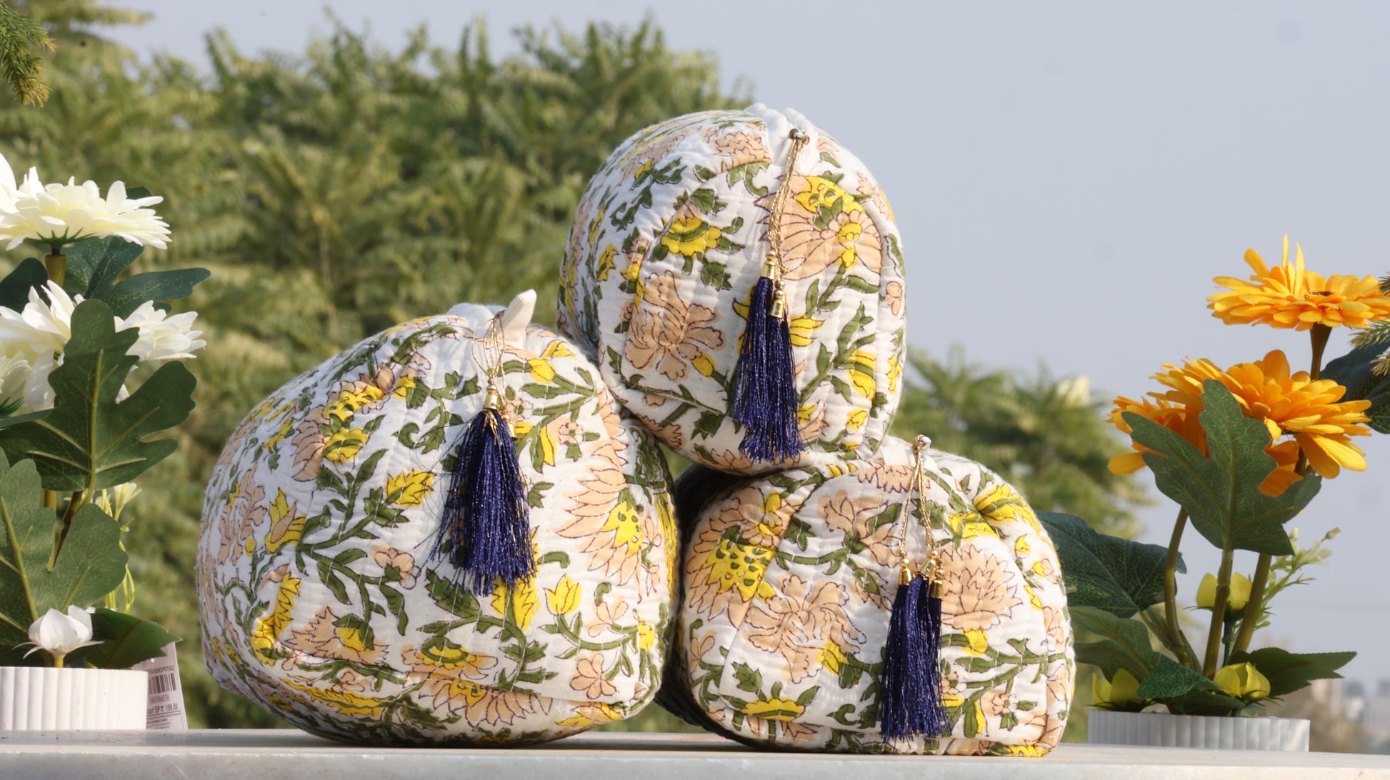 Floral cotton quilted travel pouch set in three sizes with tassel zipper